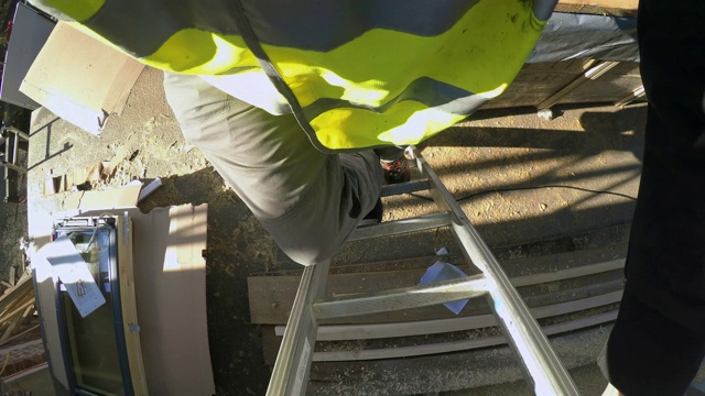 建筑工人正在爬梯子视频下载