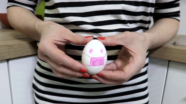 女人抱着鸡蛋带着自我保护口罩的概念视频下载