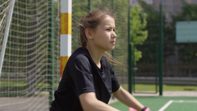 年轻女守门员在足球训练中防守球门视频素材