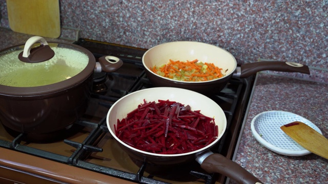 罗宋汤的准备。把甜菜放在煎锅里煎。罗宋汤的原料有:肉汤、胡萝卜、甜菜、卷心菜、土豆。过程的一部分。视频下载