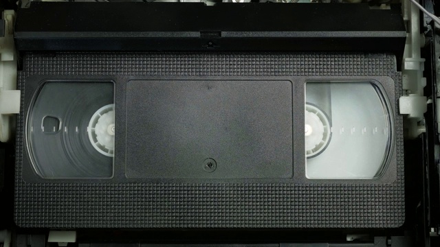 VHS盒式录像带在录像机里播放视频下载