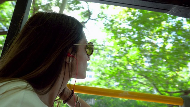 近距离拍摄的年轻迷人的女人在游览巴士环顾马德里的地标。西班牙4 k。视频下载