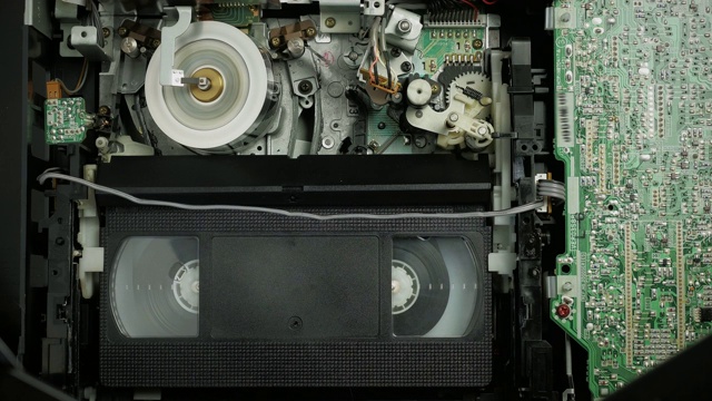 在VHS录像机中用于装卸胶片的机构的操作视频下载