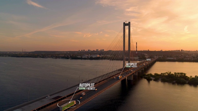 河上大桥的日落天线，上面有卡车和汽车。视频素材