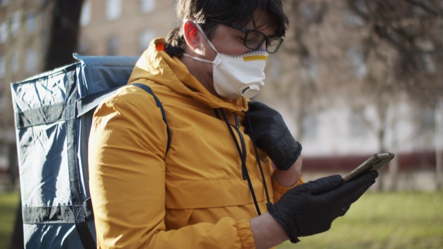 在疾病流行期间戴着防护橡胶手套的送货员视频下载