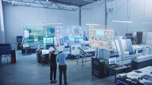 工业4.0工厂:两名工程师使用数字平板电脑与AR软件连接高科技数控机械，机器人手臂和可视化的设备维护和诊断视频下载