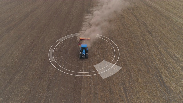 自动驾驶拖拉机在耕地上播种的天线视频下载