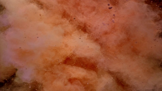 头顶视图径向形状的粉点米色范围爆炸向相机，在近距离和慢动作，黑色背景。视频素材