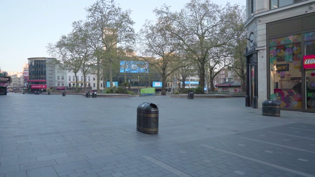黄昏时分，英国伦敦市中心的莱斯特广场人潮拥挤视频下载