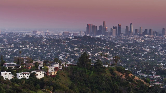彩色日落在洛杉矶从格里菲斯公园-空中视频素材