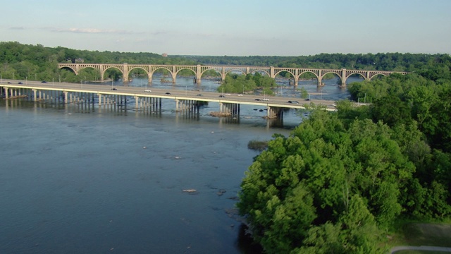 美国弗吉尼亚州里士满詹姆斯河上ACL铁路桥的鸟瞰图。视频素材