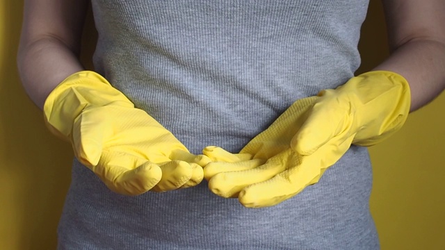 家庭主妇戴上家庭手套进行清洁和洗涤。客房管理和家居改善的概念视频下载