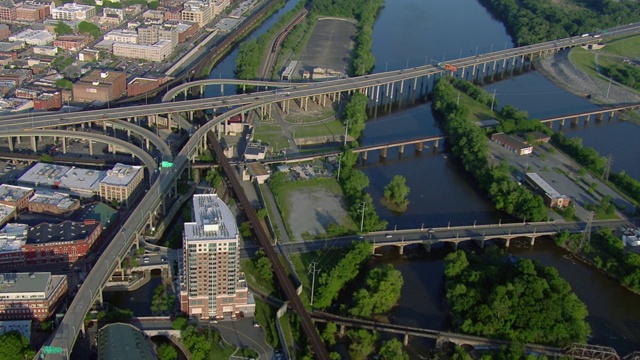 美国弗吉尼亚州里士满詹姆斯河上桥梁的鸟瞰图。视频素材