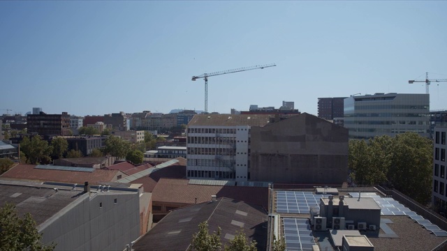巴塞罗那可怜的诺区，看到附近的屋顶和起重机视频下载