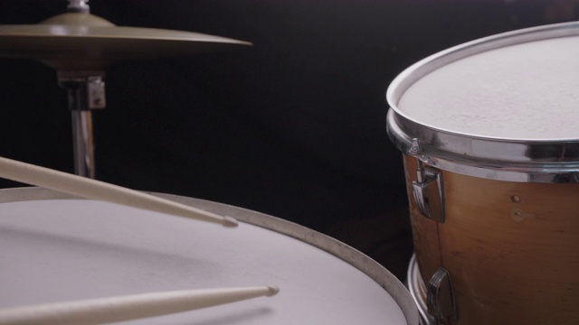 鼓手用慢动作演奏视频素材