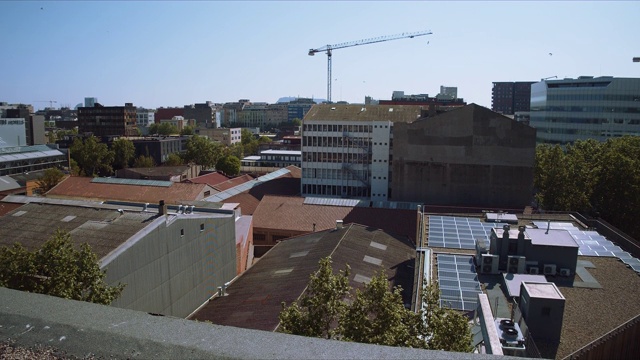 巴塞罗那可怜的诺区，看到附近的屋顶和起重机视频下载