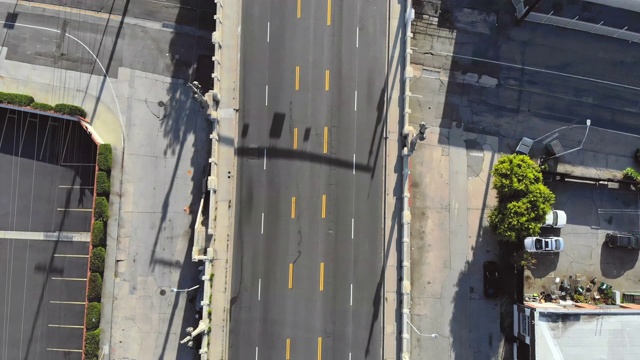在冠状病毒大流行期间，追踪无人机拍摄的洛杉矶空路。视频下载