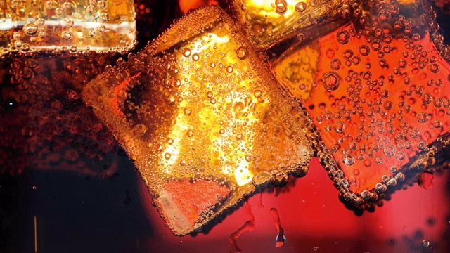 可口可乐在加冰的玻璃杯中冒泡视频素材