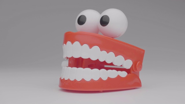 玩具的牙齿。移动有趣的牙齿模型玩具。视频素材