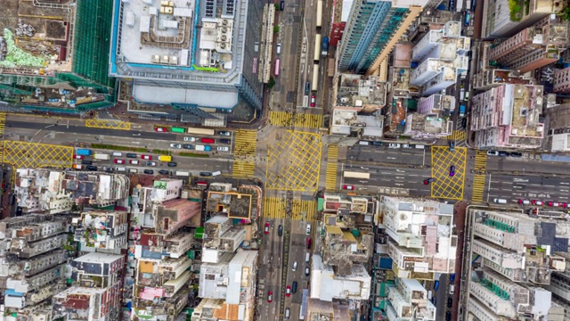 从空中俯瞰香港市区的汽车和拥挤的深水埗区视频素材