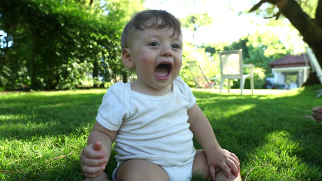愤怒的蹒跚学步的婴儿在室外花园哭泣视频素材