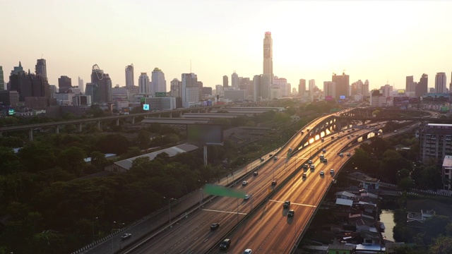 鸟瞰图高速公路与城市在日落视频素材