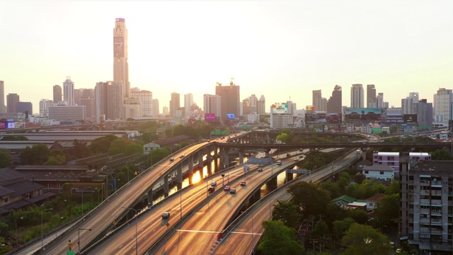 鸟瞰图高速公路与城市在日落视频下载