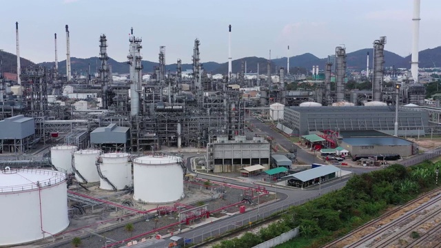 石油和天然气炼厂俯视图视频素材