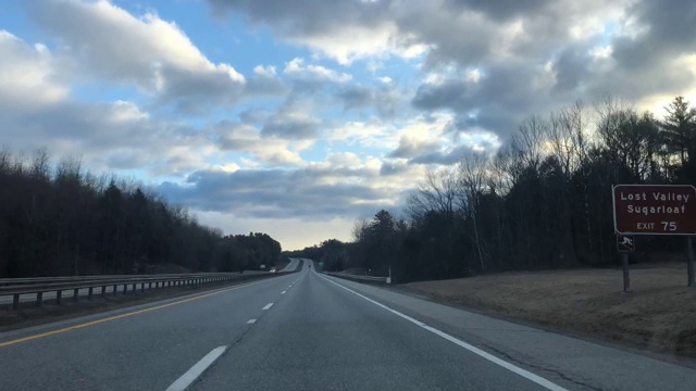 第一个人开车95州际公路北波特兰，缅因州美国在一个美丽的春天的早晨视频下载