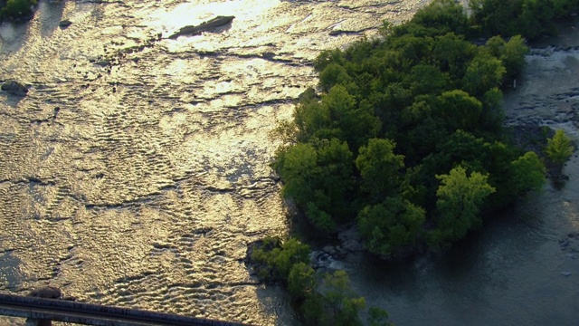 美国弗吉尼亚州里士满詹姆斯河上桥梁的鸟瞰图。视频素材