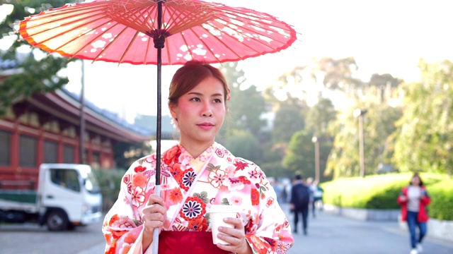 穿着和服走路的日本妇女视频下载