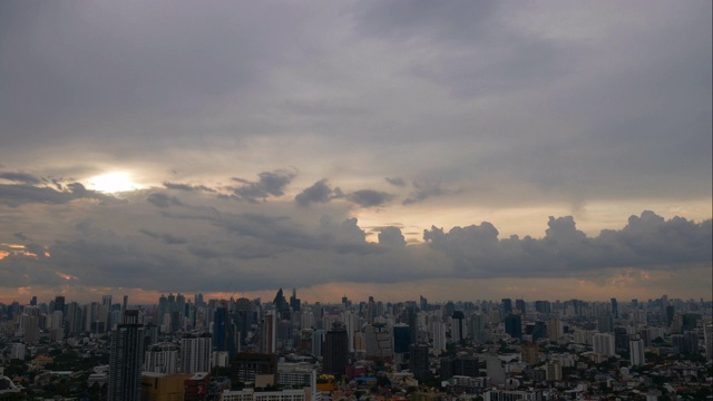 时间流逝天空和云在城市上空。视频素材