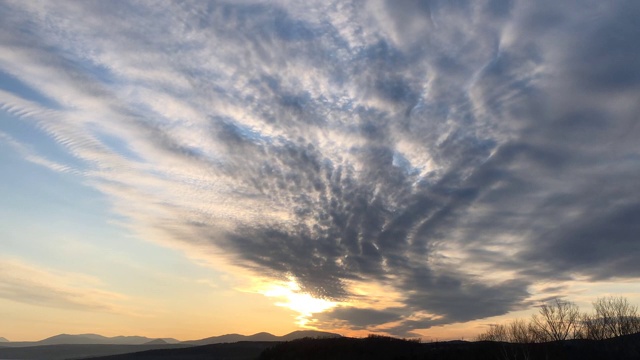 日出在Rangeley，缅因州美丽的云彩，山脉和太阳视频素材