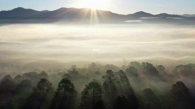 薄雾中的日出鸟瞰图视频素材