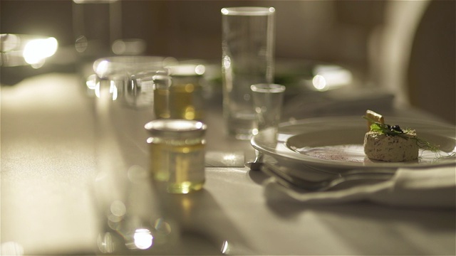 豪华婚宴的装饰桌视频素材