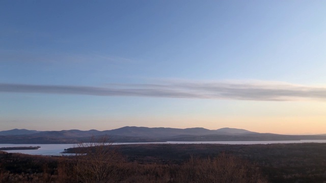 在一个春天的早晨日出的缅因州的兰吉利湖的平移镜头视频素材