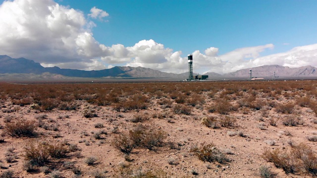 沙漠中创造清洁可再生能源的大型太阳能农场的鸟瞰图视频素材