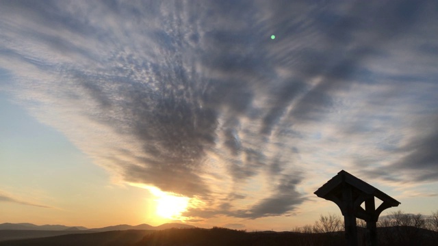 美国缅因州兰吉利湖的日出和云彩视频素材