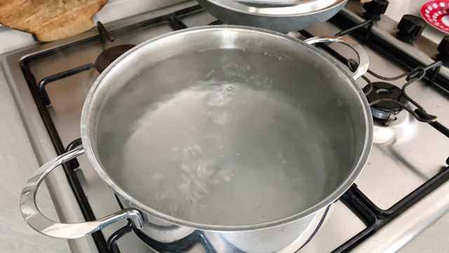 煮意大利面用的钢锅内沸腾的水。现代家庭厨房。C视频素材