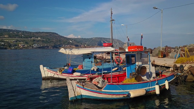 在希腊萨罗尼克湾的埃伊纳岛的波特斯村港口的渔船视频下载