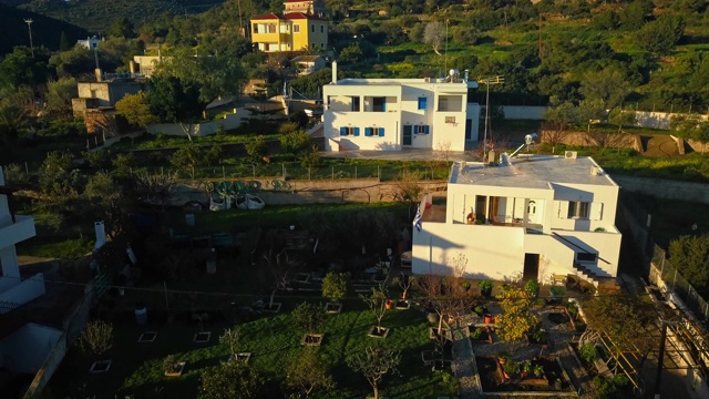 鸟瞰图上的波特斯村在希腊的埃伊纳岛，萨罗尼克湾，希腊视频下载