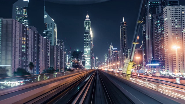 在迪拜市中心的夜晚乘坐地铁/阿联酋迪拜视频素材