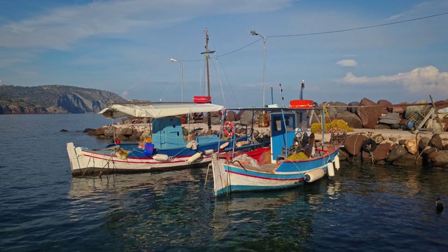 在希腊萨罗尼克湾的埃伊纳岛的波特斯村港口的渔船视频下载