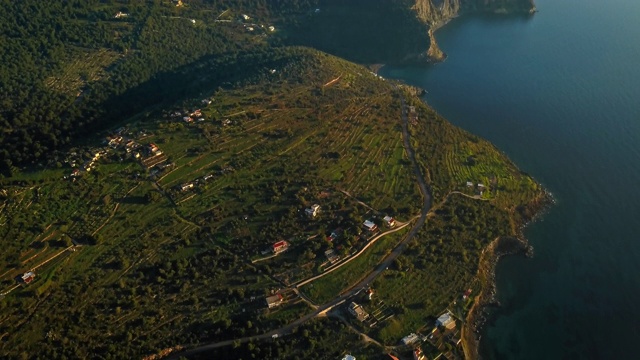 鸟瞰图上的波特斯村在希腊的埃伊纳岛，萨罗尼克湾，希腊视频下载