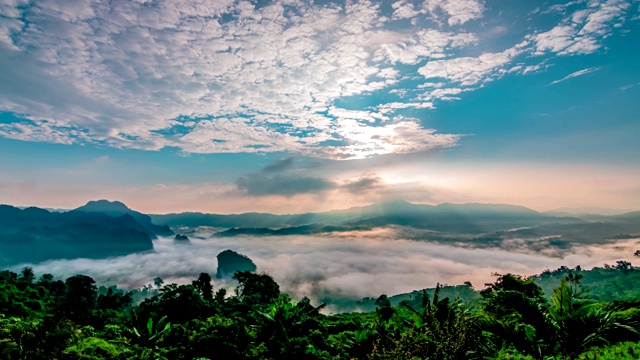 日出与雾和云移动在早上，泰国。(时间流逝)视频下载