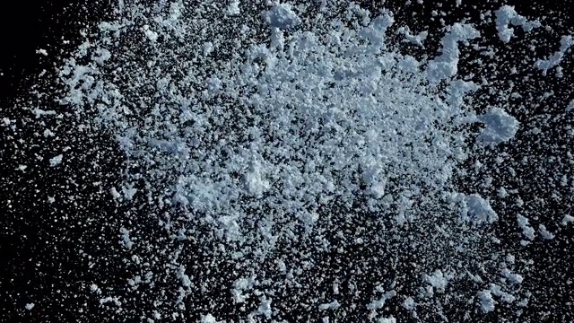 雪球爆炸在黑色背景和alpha蒙版视频下载