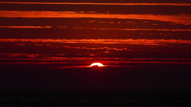 美丽的火球和橙色调期间日落在海上-时间推移视频素材