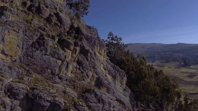 落基山脉和一些树在一个晴朗的日子与蓝天和玻利维亚高原耕地的看法视频素材