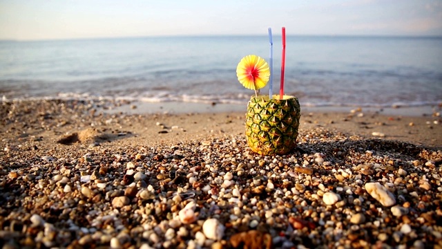 海滩上的异国菠萝鸡尾酒视频下载