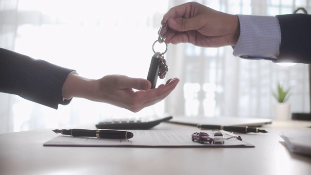 慢镜头顾客拿到新车钥匙，汽车出租视频下载